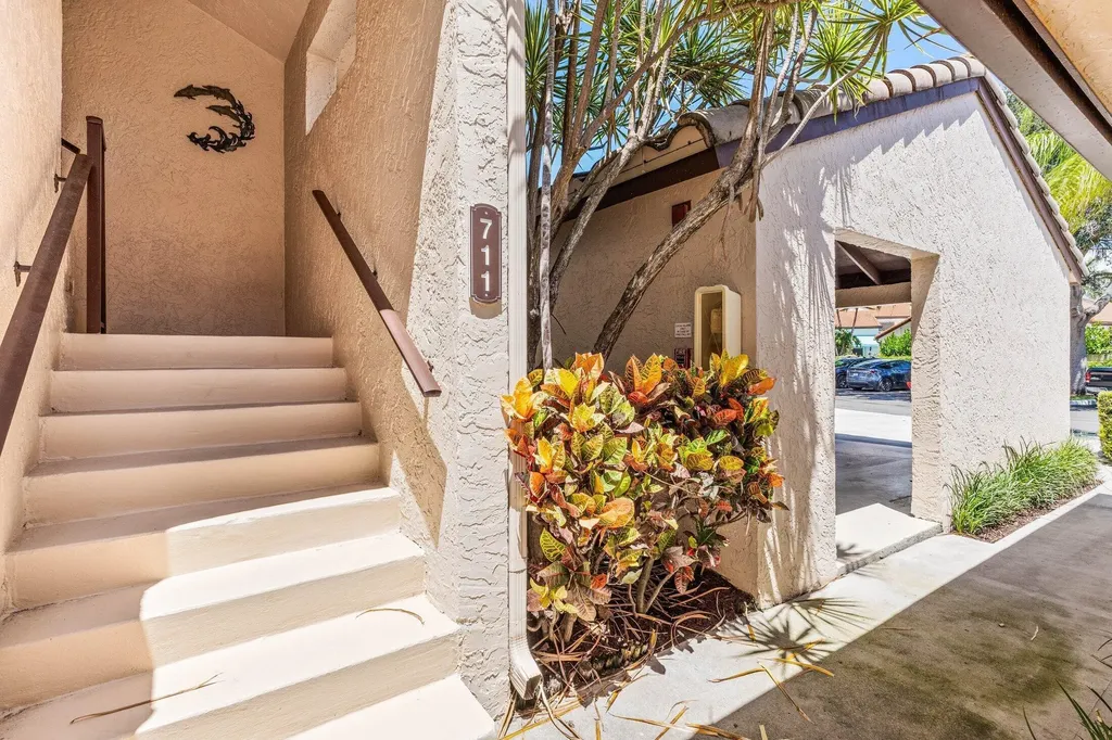 210 Captains Walk Delray Beach FL 33483