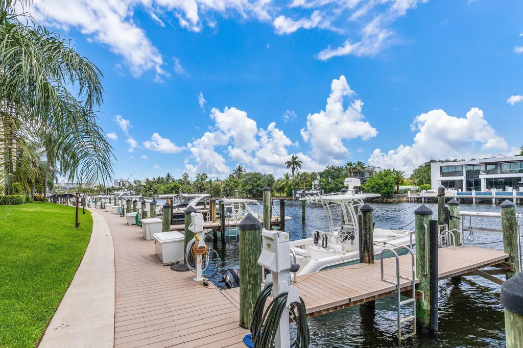 210 Captains Walk Delray Beach FL 33483