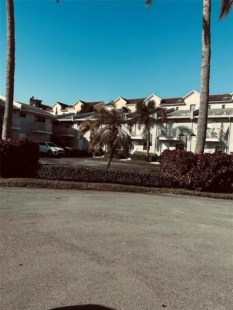 4121 NE 21st Terrace Lighthouse Point FL 33064
