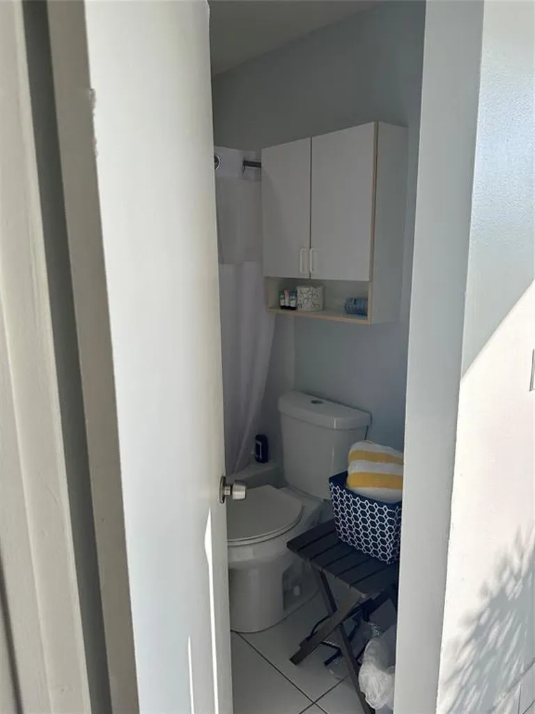 4121 NE 21st Terrace Lighthouse Point FL 33064