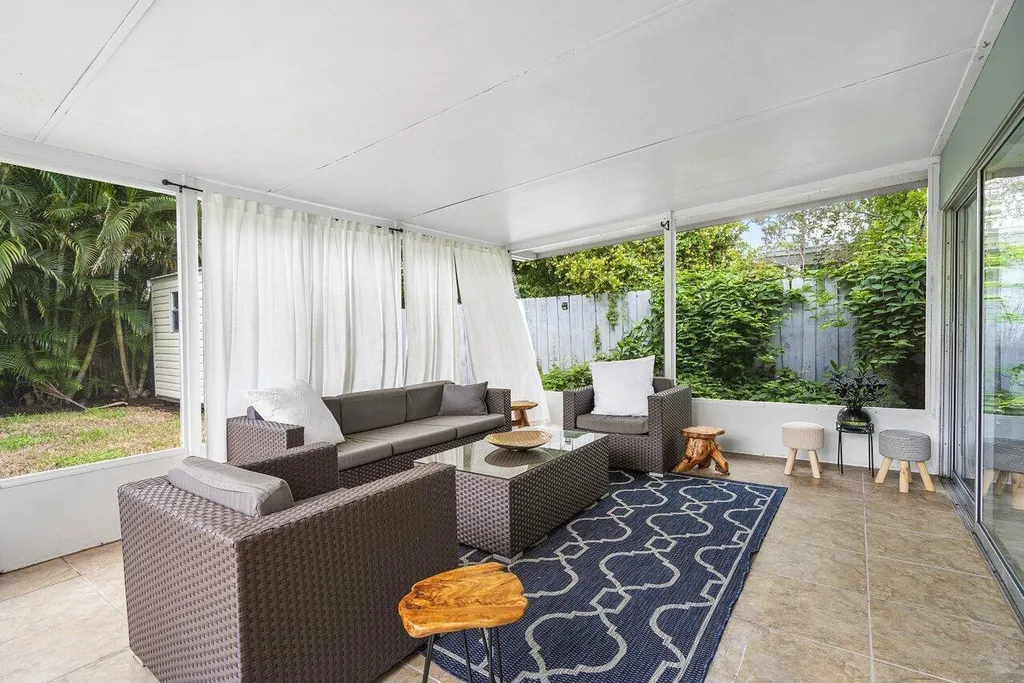233 Lake Terrace Delray Beach FL 33444