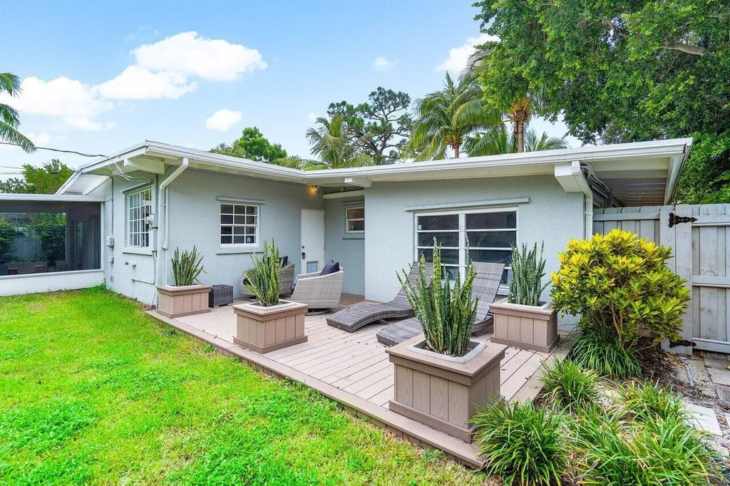 233 Lake Terrace Delray Beach FL 33444