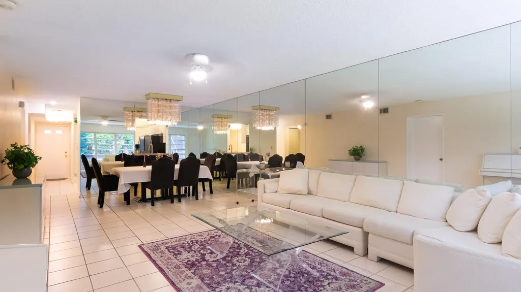 9185 Flynn Circle Boca Raton FL 33496