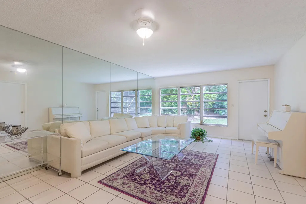 9185 Flynn Circle Boca Raton FL 33496