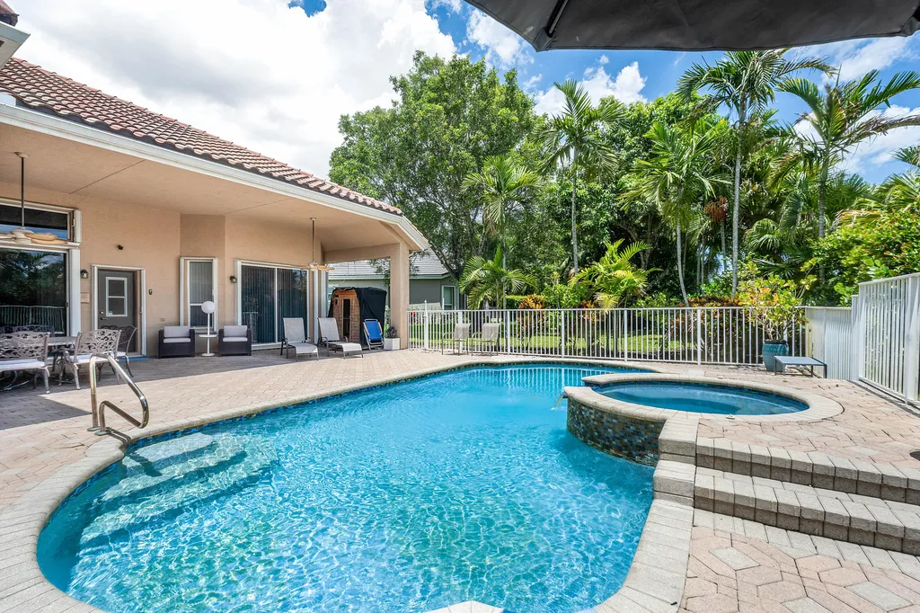 911 Forest Glen Lane Wellington FL 33414