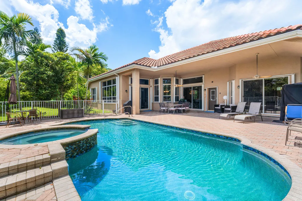 911 Forest Glen Lane Wellington FL 33414