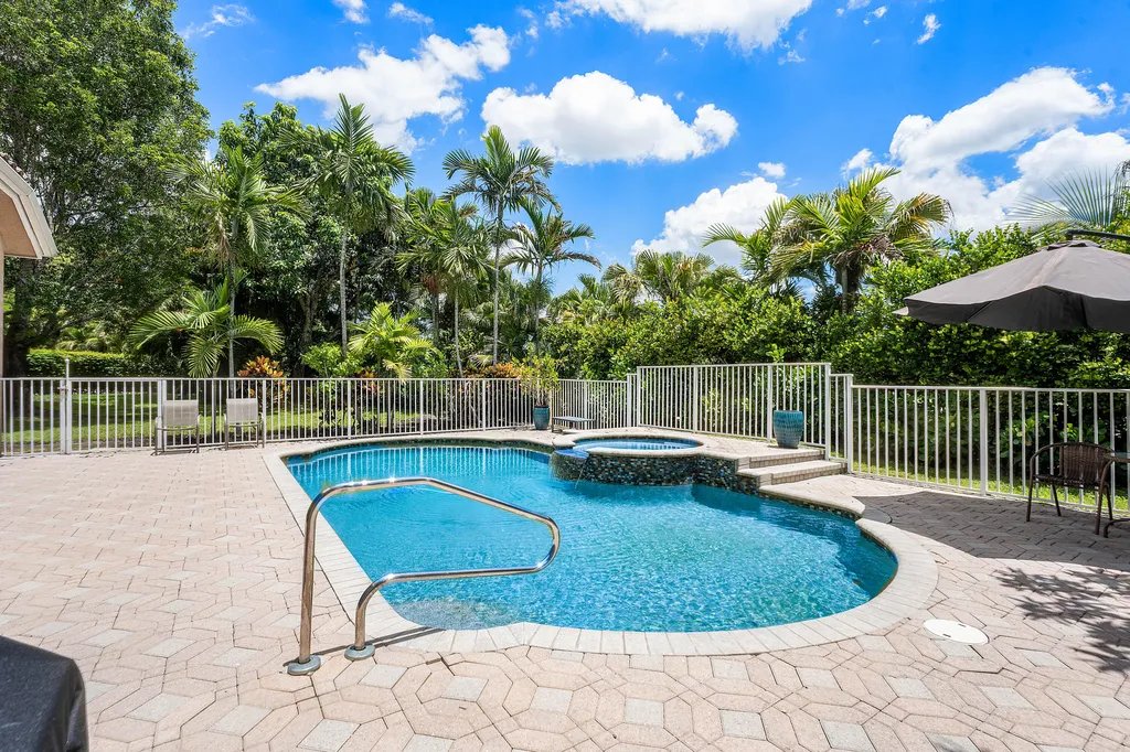 911 Forest Glen Lane Wellington FL 33414
