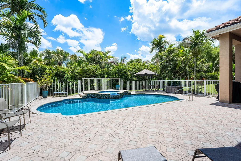 911 Forest Glen Lane Wellington FL 33414