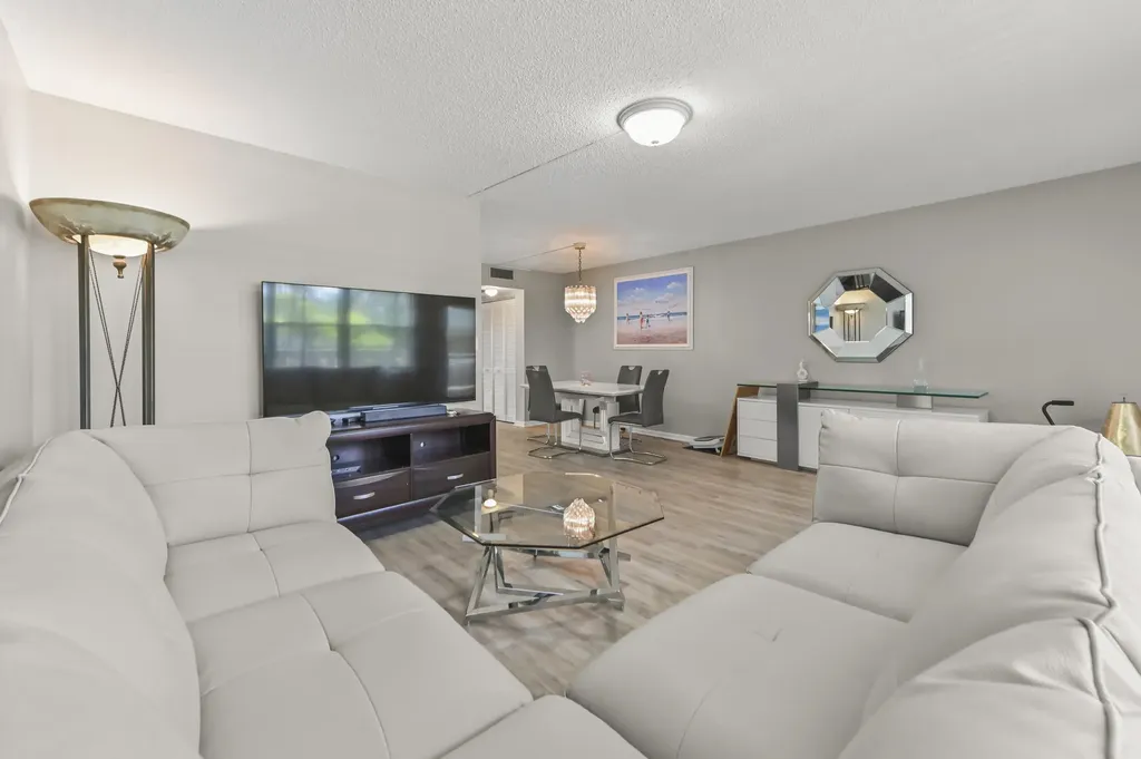 2056 Ainslie D Boca Raton FL 33434