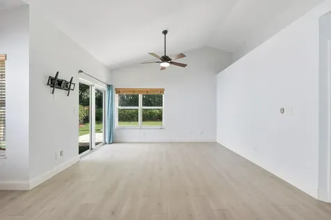 8821 Lake Park Circle N Davie FL 33328