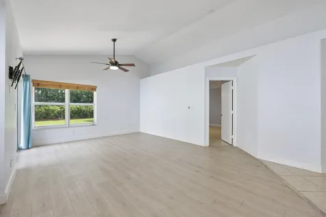 8821 Lake Park Circle N Davie FL 33328