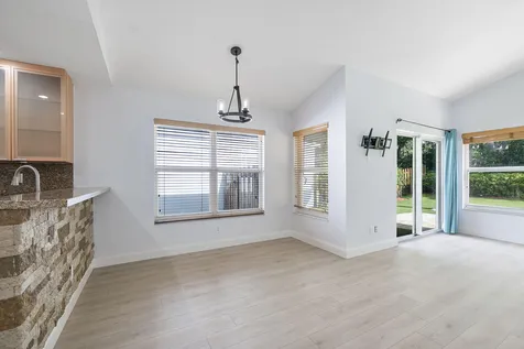 8821 Lake Park Circle N Davie FL 33328