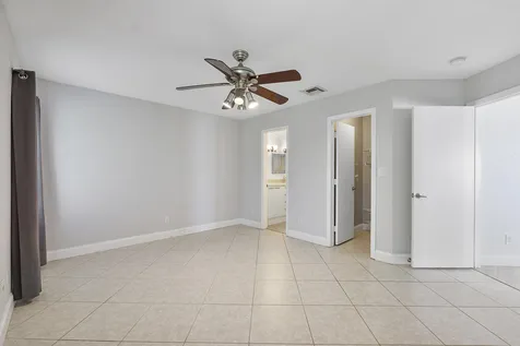 8821 Lake Park Circle N Davie FL 33328