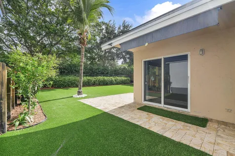 8821 Lake Park Circle N Davie FL 33328