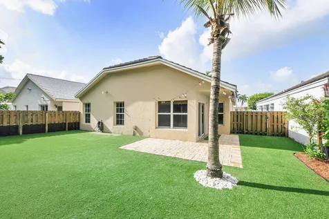 8821 Lake Park Circle N Davie FL 33328