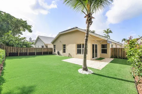 8821 Lake Park Circle N Davie FL 33328