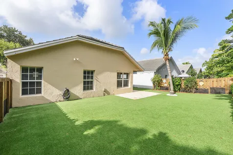 8821 Lake Park Circle N Davie FL 33328