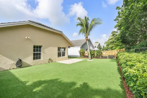 8821 Lake Park Circle N Davie FL 33328
