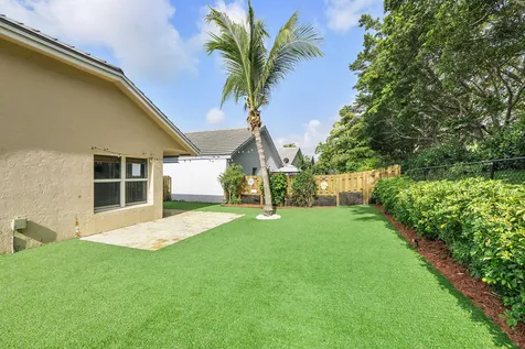 8821 Lake Park Circle N Davie FL 33328