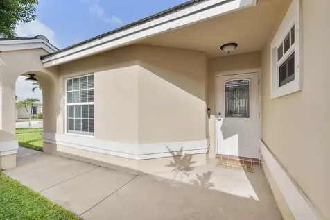 8821 Lake Park Circle N Davie FL 33328