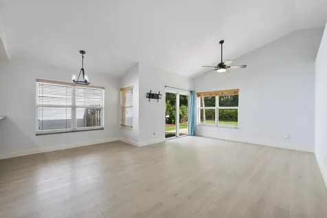 8821 Lake Park Circle N Davie FL 33328