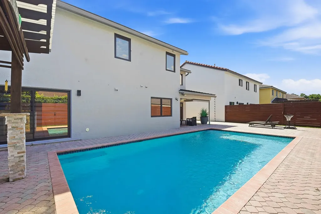 19242 NW 89th Avenue Hialeah FL 33018