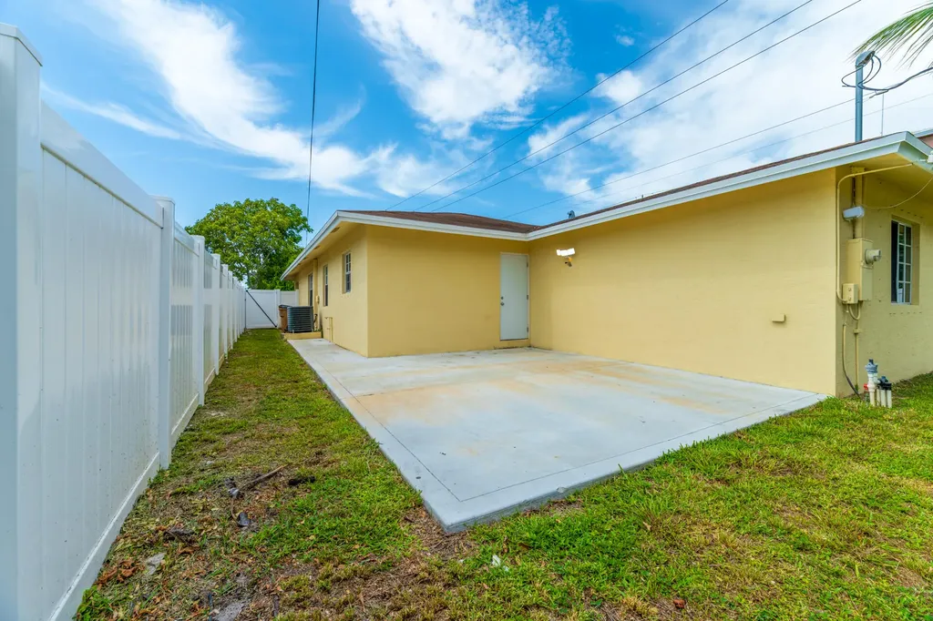 289 SW 3rd Court Deerfield Beach FL 33441