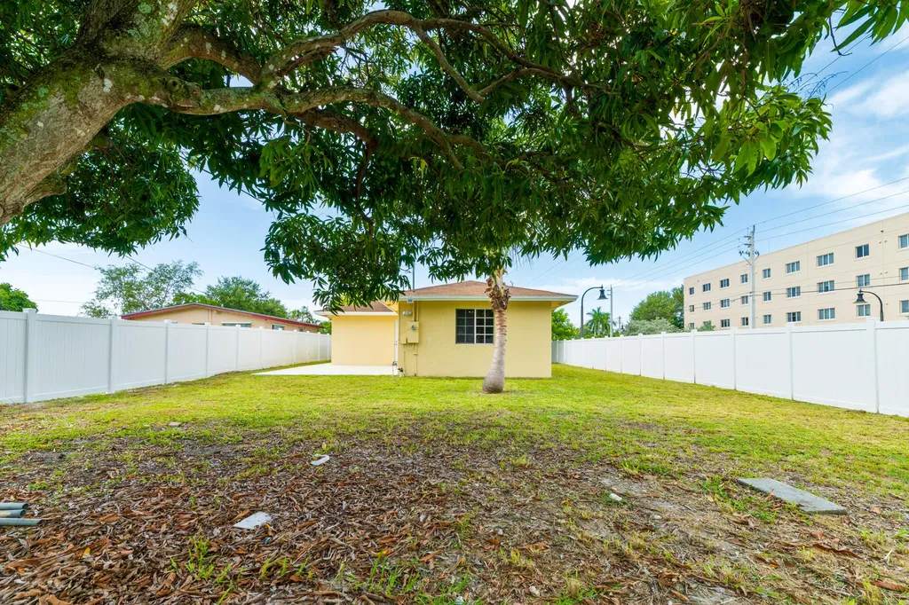 289 SW 3rd Court Deerfield Beach FL 33441