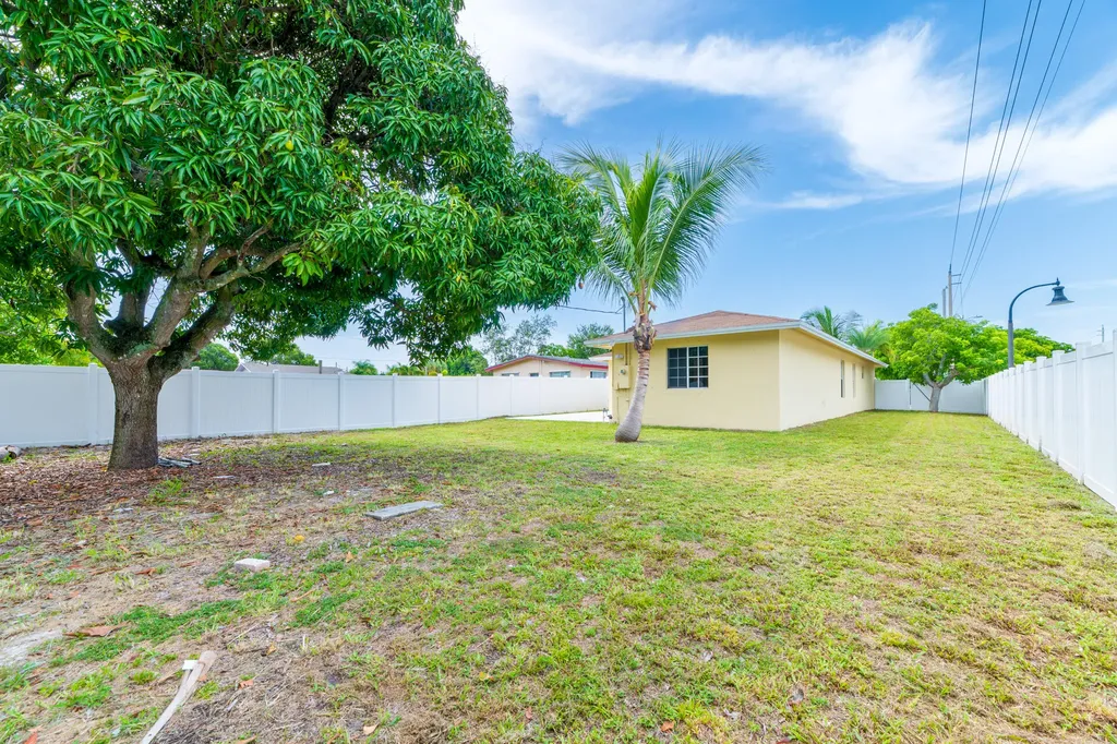 289 SW 3rd Court Deerfield Beach FL 33441