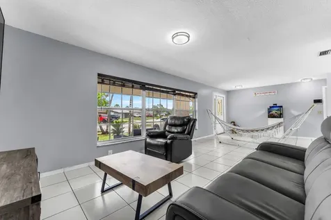 8880 NW 7th Street Pembroke Pines FL 33024