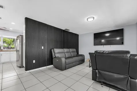 8880 NW 7th Street Pembroke Pines FL 33024