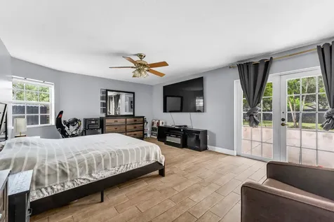 8880 NW 7th Street Pembroke Pines FL 33024