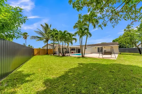 8880 NW 7th Street Pembroke Pines FL 33024