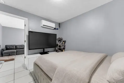 8880 NW 7th Street Pembroke Pines FL 33024