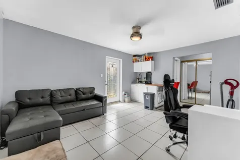 8880 NW 7th Street Pembroke Pines FL 33024