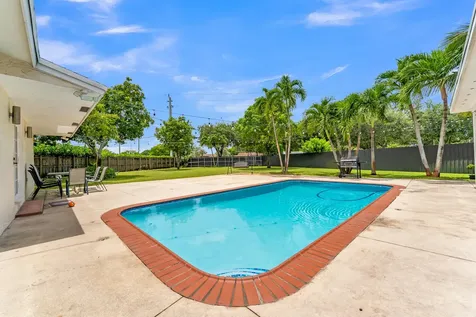 8880 NW 7th Street Pembroke Pines FL 33024