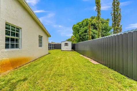 8880 NW 7th Street Pembroke Pines FL 33024