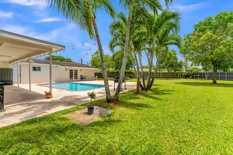 8880 NW 7th Street Pembroke Pines FL 33024