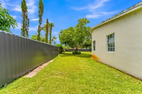 8880 NW 7th Street Pembroke Pines FL 33024