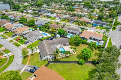 8880 NW 7th Street Pembroke Pines FL 33024