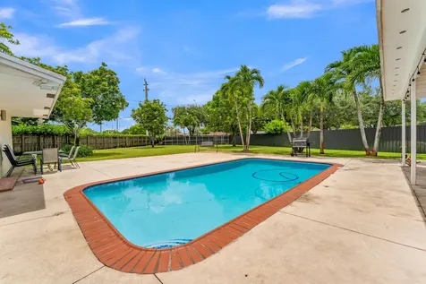 8880 NW 7th Street Pembroke Pines FL 33024