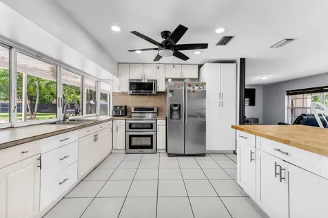 8880 NW 7th Street Pembroke Pines FL 33024