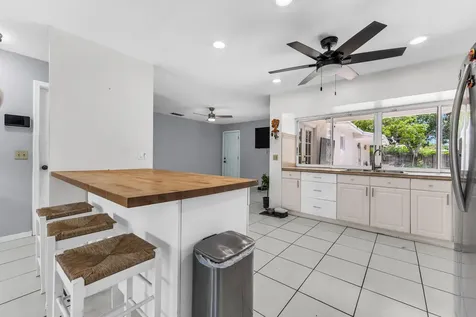 8880 NW 7th Street Pembroke Pines FL 33024