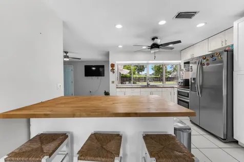 8880 NW 7th Street Pembroke Pines FL 33024