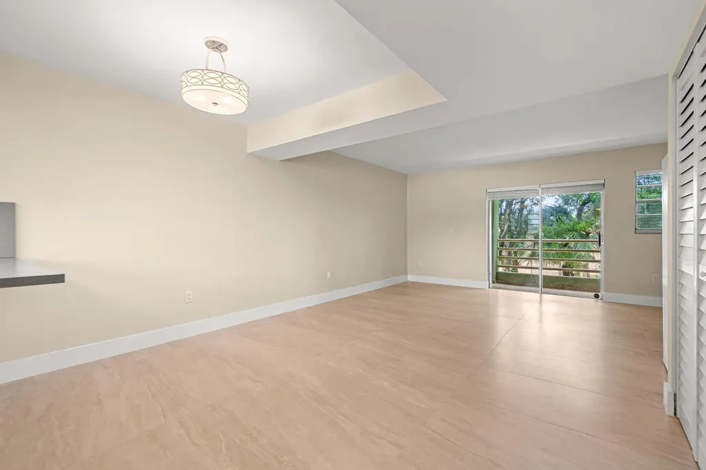 11099 NW 7th Street Miami FL 33172