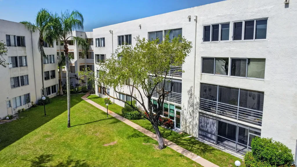 3186 Via Poinciana Lake Worth FL 33467