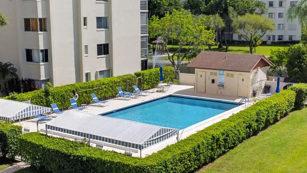 3186 Via Poinciana Lake Worth FL 33467