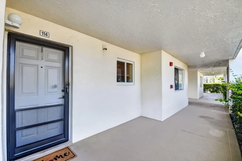 3186 Via Poinciana Lake Worth FL 33467