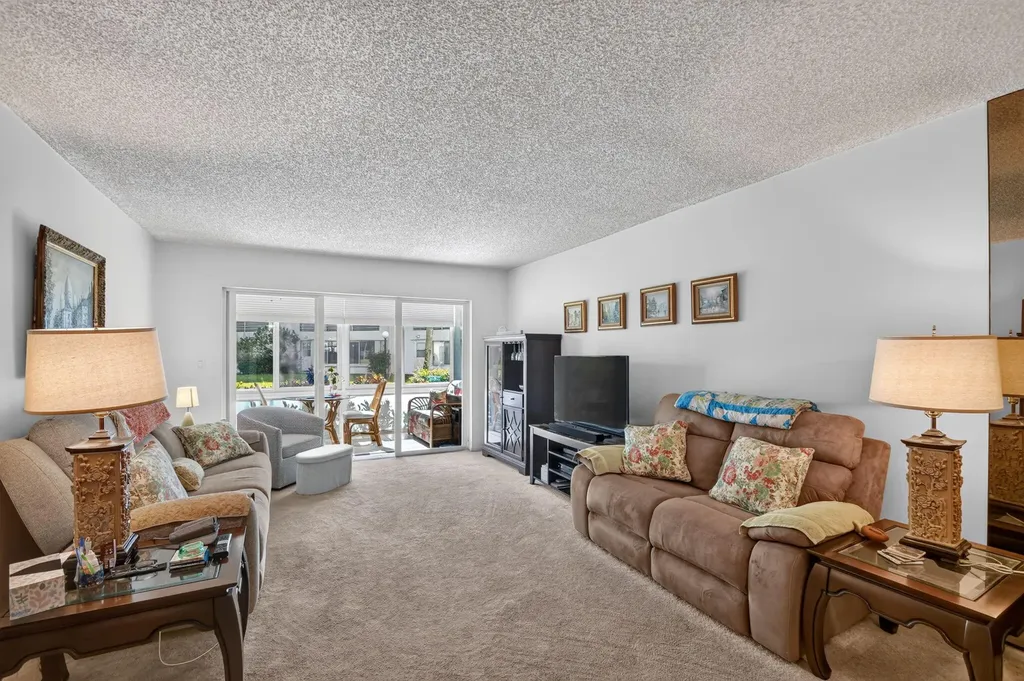 3186 Via Poinciana Lake Worth FL 33467