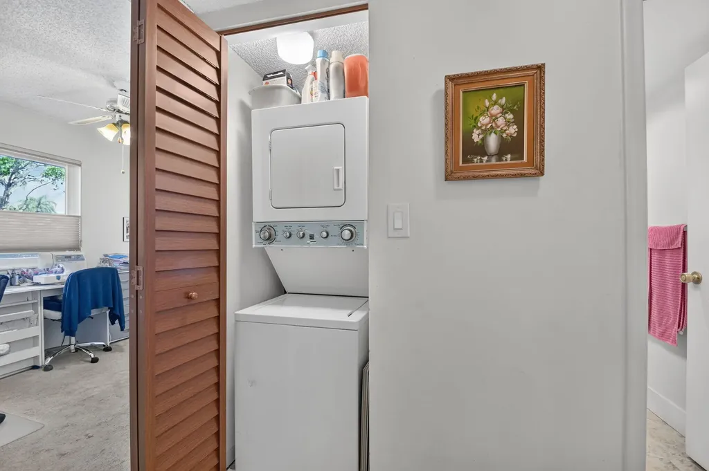 3186 Via Poinciana Lake Worth FL 33467